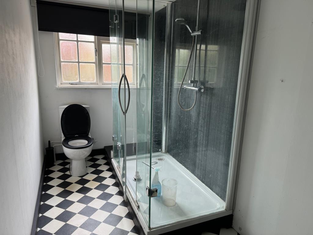 Lot: 107 - PERIOD PROPERTY FOR IMPROVEMENT - Shower room